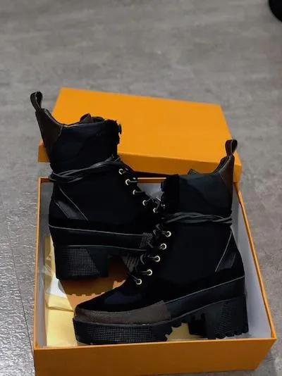 Women designer boots Martin Desert Boot flamingos Love arrow medal 100% real leather coarse size 35-42 Winter shoes  boots women
